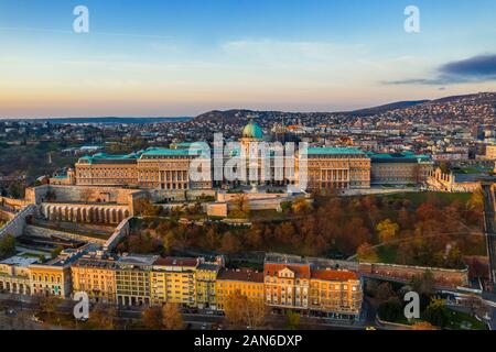 Budapest, Ungheria - Aerial drone vista del famoso Castello di Buda Royal Palace all alba di una tranquilla mattina di autunno Foto Stock