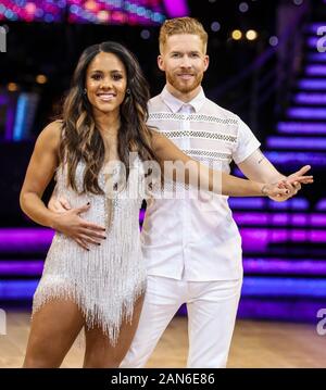 Alex Scott e Neil Jones frequentando un Photocall davanti alla prima notte di Strictly Come Dancing Live Tour 2020 all'Arena di Birmingham. Foto Stock