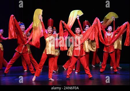 (200116) -- Istanbul, gen. 16, 2020 (Xinhua) -- esecutori dance in Istanbul, Turchia, Gennaio 15, 2020. Un Cinese di danza e musica show celebra il prossimo anno nuovo cinese acquisita grand applausi dal pubblico in Istanbul il mercoledì. Le prestazioni, di nome 'Magical Silk Road e la magnifica Longyuan", sono state eseguite con la Cina del Gansu Opera provinciale e provincia di Gansu Troupe acrobatica presso un centro culturale nel quartiere Atasehir. Il programma in primo piano una miscela di cinese tradizionale danza e musica, introduzione del paese sia antica eredità culturale e la cultura moderna in 16 Foto Stock