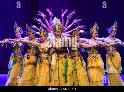 (200116) -- Istanbul, gen. 16, 2020 (Xinhua) -- esecutori dance in Istanbul, Turchia, Gennaio 15, 2020. Un Cinese di danza e musica show celebra il prossimo anno nuovo cinese acquisita grand applausi dal pubblico in Istanbul il mercoledì. Le prestazioni, di nome 'Magical Silk Road e la magnifica Longyuan", sono state eseguite con la Cina del Gansu Opera provinciale e provincia di Gansu Troupe acrobatica presso un centro culturale nel quartiere Atasehir. Il programma in primo piano una miscela di cinese tradizionale danza e musica, introduzione del paese sia antica eredità culturale e la cultura moderna in 16 d Foto Stock