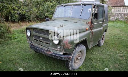 Soviet UAZ SUV su una strada della città .vetro faro di un vecchio retro russo camion SUV All-Terrain khaki colore . Prima dell'UAZ Foto Stock