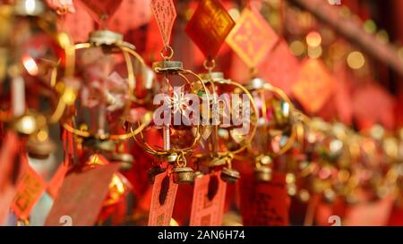 Primo piano di carte di preghiera decorate artisticamente e di colore rosso. Usato per trasmettere desideri e preghiere - principalmente nei templi buddisti. Foto Stock