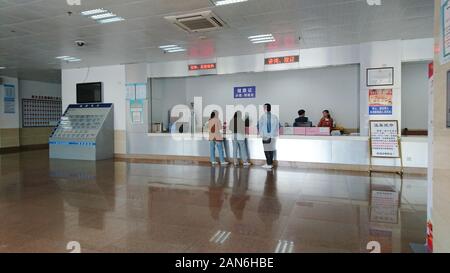 Shenzhen, Cina: i lavoratori si applicano per il certificato sanitario in materia di salute e di prevenzione delle epidemie station Foto Stock