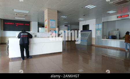 Shenzhen, Cina: i lavoratori si applicano per il certificato sanitario in materia di salute e di prevenzione delle epidemie station Foto Stock