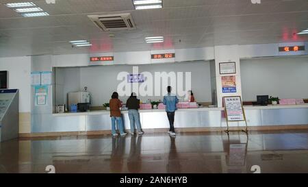 Shenzhen, Cina: i lavoratori si applicano per il certificato sanitario in materia di salute e di prevenzione delle epidemie station Foto Stock