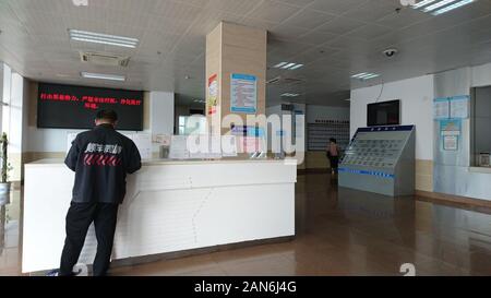 Shenzhen, Cina: i lavoratori si applicano per il certificato sanitario in materia di salute e di prevenzione delle epidemie station Foto Stock