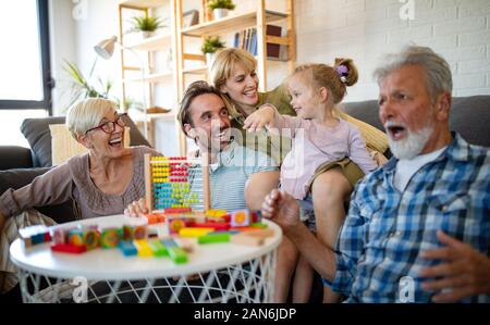 Senior nonni giocare con i nipoti e divertirsi con la famiglia Foto Stock