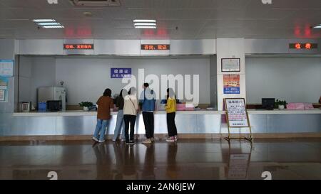 Shenzhen, Cina: i lavoratori si applicano per il certificato sanitario in materia di salute e di prevenzione delle epidemie station Foto Stock