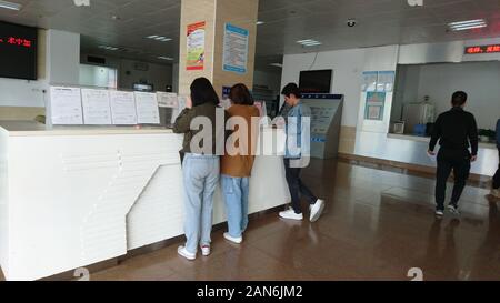 Shenzhen, Cina: i lavoratori si applicano per il certificato sanitario in materia di salute e di prevenzione delle epidemie station Foto Stock