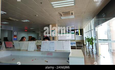 Shenzhen, Cina: i lavoratori si applicano per il certificato sanitario in materia di salute e di prevenzione delle epidemie station Foto Stock