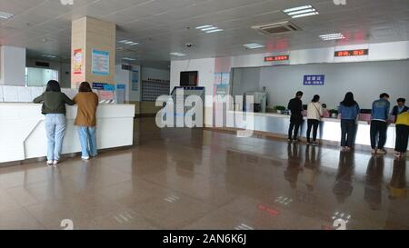 Shenzhen, Cina: i lavoratori si applicano per il certificato sanitario in materia di salute e di prevenzione delle epidemie station Foto Stock