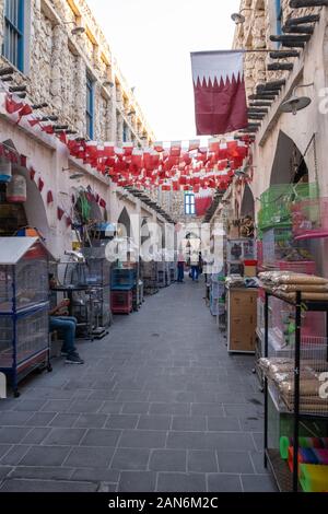 Doha, QATAR - 28 DICEMBRE 2019: Souq Waqif è un mercato tradizionale e una popolare attrazione turistica a Doha, in Qatar. Foto Stock