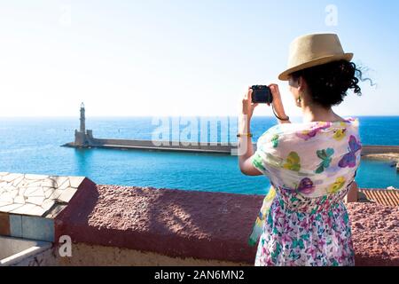 Attraente di mezza età caucasian brunette donna in abbigliamento casual fotografare durante le vacanze in Grecia Foto Stock