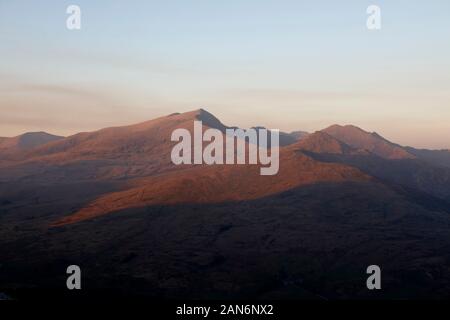 Vista a nord-est verso Yr Aran, South Ridge of Snowdon e Crib Goch, Snowdonia, Galles, Regno Unito. Tratto Da Moel Hebog. Foto Stock