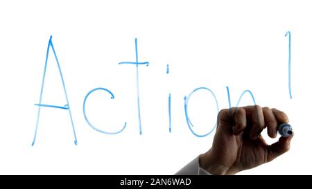 Uomo d'affari di scrittura azione parola su vetro, project management, l'invito all'azione Foto Stock