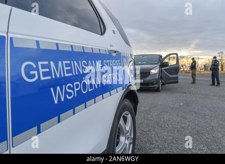 14 gennaio 2020, il Land Brandeburgo, Francoforte (Oder): Sven Umland (r), Senior commissario di polizia presso l Ufficio federale di polizia e Damian Kuzynin, dal polacco di guardia di frontiera, controllare i viaggiatori in un furgone in corrispondenza di una zona di riposo sull'Autostrada 12, mentre polacco e tedesco delle guardie di frontiera la pattuglia Oder e Neisse fiumi insieme, e poiché l'autunno, anche in nuovi veicoli ufficiali. Tuttavia la lotta contro la criminalità transnazionale rimane ardua, non da ultimo a causa della densità di traffico. Foto: Patrick Pleul/dpa-Zentralbild/ZB Foto Stock