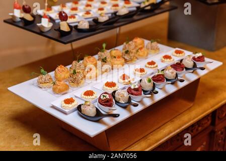 Vassoi con vari delizioso antipasto. Catering per banchetti Tavolo Foto Stock