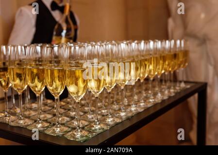 Un sacco di bicchieri di champagne. Bevande alcoliche presso l'evento. Bevanda frizzante Foto Stock