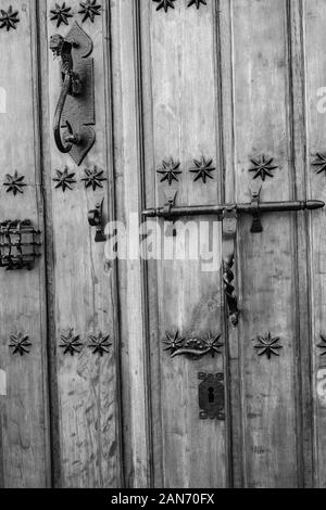 Vecchia porta di legno in bianco e in nero Foto Stock