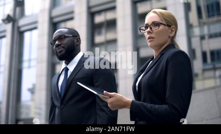 Client e executive aventi differenti opinioni circa il progetto, malinteso Foto Stock