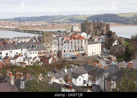 CONWY, Regno Unito - 26 febbraio 2012. Vista aerea del Conwy Castle e case, una storica cittadina gallese in Galles del Nord Foto Stock