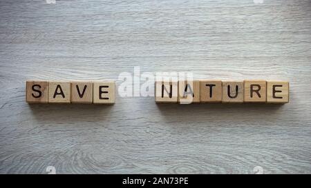 Salvare la natura una frase scritta su cubi di legno, i diritti degli animali protezione, ecologia Foto Stock