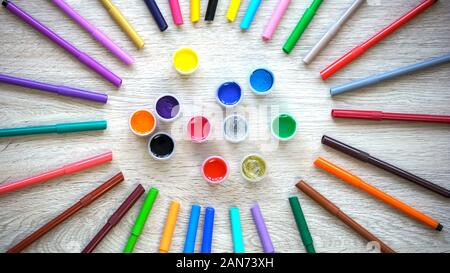 Colorato pennarelli e vernici formando sun-figura, di riabilitazione per bambini Foto Stock