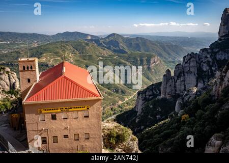 Montserrat, Catalogna, Spagna - edifici intorno alla chiesa di Santa Maria de Montserrat Abbey Foto Stock