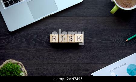 Parola rischio fatta di cubi di legno e la capacità di raggiungere il successo in carriera, possibilità Foto Stock