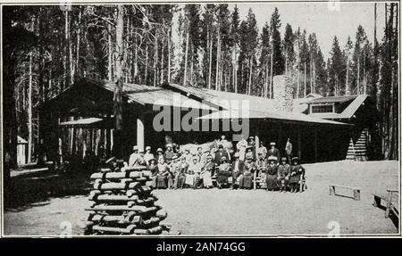 Haynes nuova guida e degli automobilisti strada completa log del Parco Nazionale di Yellowstone . CHITTENDEN BRIDGE, Yellowstone River Canyon Whittakers Store, dove alimenta andgasoline può essere ottenuta, è accanto alla Eanger sta-zione. Il Grand Canyon Hotel è stata aperta per la prima volta al pubblico giugno 15th, 1911, ad un costo di oltre tre quartersof un milione di dollari. Esso ospita sei centinaia di ospiti.. GRAND CANYON EDIFICIO CAMP Parco Nazionale di Yellowstone 95 Foto Stock