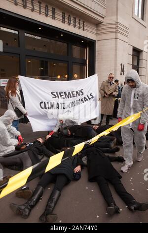 Londra, UK: 16 gennaio 2020. Estinzione della ribellione in scena un die-in, completa con un detective e il team di forensic ufficiali, al di fuori di Siemens la sede centrale di Londra a causa del loro coinvolgimento nella Adani a cielo aperto della miniera di carbone in Australia, pur affermando di essere finalizzata ad andare carbonio neutro, contro la volontà dei popoli indeginous, e nel contesto dell'Australia bushfires terribile. Credito: Anna Watson/Alamy Live News Foto Stock