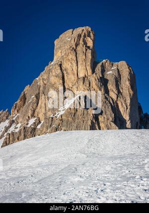 Foto di Ra Gusela (Passo Giau) su un cielo blu, vicino a Cortina d'Ampezzo, Italia Foto Stock