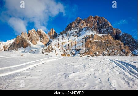 Una vista panoramica del Monte Cristallo durante la stagione invernale, una stazione sciistica di Cortina d'Ampezzo, Italia Foto Stock