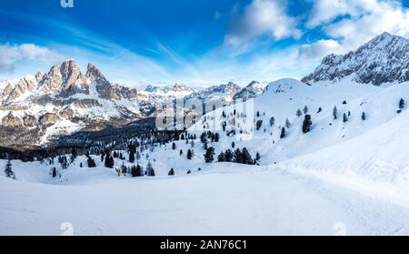 Una vista panoramica del Monte Cristallo, dal Monte Faloria durante la stagione invernale, una stazione sciistica di Cortina d'Ampezzo, Italia Foto Stock