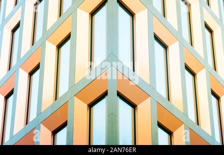 Tonica photo collage di luminoso e moderno edificio facciata foto. Abstract sfondo geometrico di linee parallele. Foto Stock