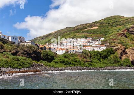 Bella Vila do Corvo in estate il sole nel mezzo dell'Oceano Atlantico. Foto Stock