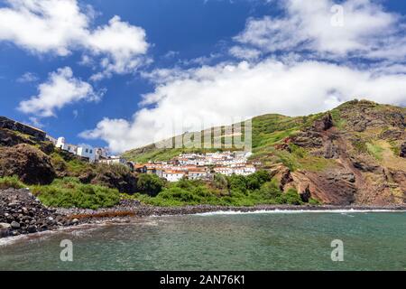 Estate il sole splende su Vila do Corvo nelle Azzorre, Portogallo. Foto Stock