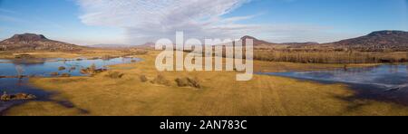 Drone foto panoramica in inverno dal paesaggio ungherese di vulcani, vicino al lago di Balaton Foto Stock