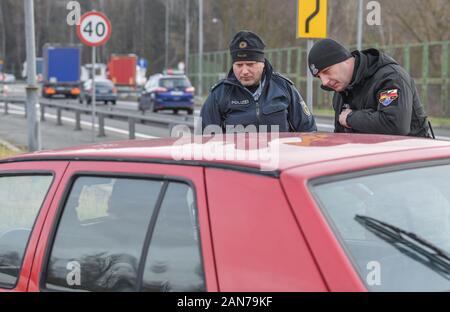 14 gennaio 2020, il Land Brandeburgo, Francoforte (Oder): Sven Umland (l), Senior commissario di polizia presso l Ufficio federale di polizia e Damian Kuzynin, dal polacco di guardia di frontiera, controllare i viaggiatori in un auto in autostrada 12 poco prima della frontiera polacca. Polacco e Tedesco delle guardie di confine sono in pattuglia Oder e Neisse fiumi insieme e, dall'autunno scorso sono state anche il pattugliamento in nuovi veicoli ufficiali. Tuttavia la lotta contro la criminalità transnazionale rimane ardua, non da ultimo a causa della densità di traffico. Foto: Patrick Pleul/dpa-Zentralbild/ZB Foto Stock