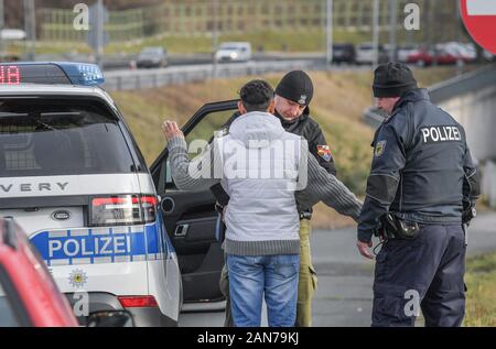 14 gennaio 2020, il Land Brandeburgo, Francoforte (Oder): Sven Umland (r), Senior commissario di polizia presso l Ufficio federale di polizia e Damian Kuzynin, dal polacco di guardia di frontiera, controllare un sotto-età viaggiatore senza documenti personali sull'Autostrada 12, mentre polacco e tedesco delle guardie di frontiera la pattuglia Oder e Neisse fiumi insieme, dall'autunno anche in nuovi veicoli ufficiali. Tuttavia la lotta contro la criminalità transnazionale rimane ardua, non da ultimo a causa della densità di traffico. Foto: Patrick Pleul/dpa-Zentralbild/ZB Foto Stock