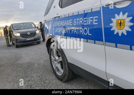 14 gennaio 2020, il Land Brandeburgo, Francoforte (Oder): Sven Umland (r), Senior commissario di polizia presso l Ufficio federale di polizia e Damian Kuzynin, dal polacco di guardia di frontiera, controllare i viaggiatori in un furgone in corrispondenza di una zona di riposo sull'Autostrada 12, mentre polacco e tedesco delle guardie di frontiera la pattuglia Oder e Neisse fiumi insieme, e poiché l'autunno, anche in nuovi veicoli ufficiali. Tuttavia la lotta contro la criminalità transnazionale rimane ardua, non da ultimo a causa della densità di traffico. Foto: Patrick Pleul/dpa-Zentralbild/ZB Foto Stock