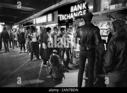 01 gennaio 1981, Berlin: Berlino/soggiorno/1981 carenza di alloggi a Berlino Ovest. Ogni sabato le lunghe code forma di fronte a un chiosco al Bahnhof Zoo. La gente in attesa per il giornale annunci con offerte di alloggio che arrivano circa 6 ore la sera. Allora avete bisogno di fare una telefonata e fare un contratto anche senza visitare l'appartamento. // Edificio/sociali/Data e luogo di ammissione non è esattamente noto. Foto: Paul Glaser/dpa-Zentralbild/ZB Foto Stock