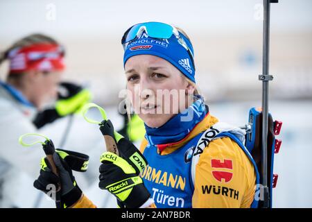 Ruhpolding in Germania. 15 gennaio, 2020. Biathlon: World Cup, sprint 7.5 km, donne in Chiemgau Arena. Franziska Preuß dalla Germania si prepara per il concorso al poligono di tiro. Credito: Matthias esitano di fronte/dpa/Alamy Live News Foto Stock