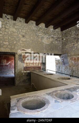 Pompei. L'Italia. Sito archeologico di Pompei. Casa e Thermopolium di Vetutius Placidus sulla via dell'Abbondanza (Casa e Thermopolium di Vetutius Pla Foto Stock