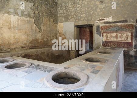 Pompei. L'Italia. Sito archeologico di Pompei. Casa e Thermopolium di Vetutius Placidus sulla via dell'Abbondanza (Casa e Thermopolium di Vetutius Pla Foto Stock