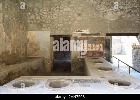 Pompei. L'Italia. Sito archeologico di Pompei. Casa e Thermopolium di Vetutius Placidus sulla via dell'Abbondanza (Casa e Thermopolium di Vetutius Pla Foto Stock