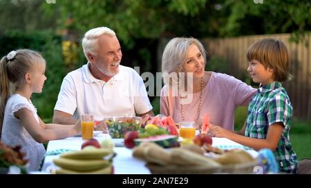 Nonni e nipoti a cena, trascorrere weekend insieme, cottage Foto Stock
