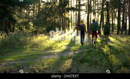 Amici con zaini escursioni nei boschi, uno stile di vita attivo, pov penale di pericolo Foto Stock