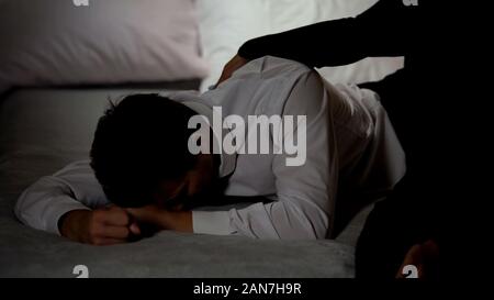 Donna Uomo confortante nella disperazione dopo il funerale, perdita relativa, il dolore e il dolore Foto Stock