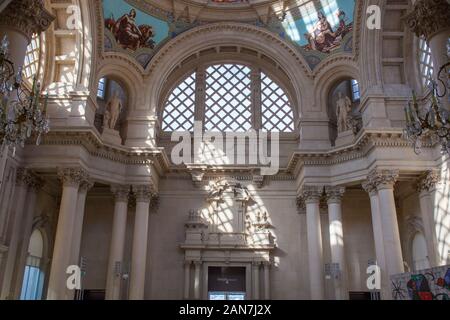 Barcellona, Spagna - 26 DIC 2019: cupola principale di Palau Nacional edificio Barcelona, Spagna. In ambienti interni Foto Stock